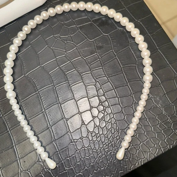 Chic Classic Faux Pearl Beaded Headband 👑 - Picture 4 of 9